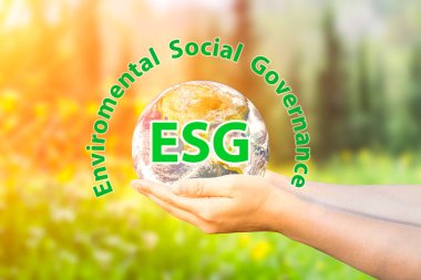 ESG 'nin çevresel sosyal yönetim koruma ve CSR politikasını modernleştirmesi. Dünya gezegeni doğanın arka planında ellerde. Ekoloji ve doğa koruma kavramı. 