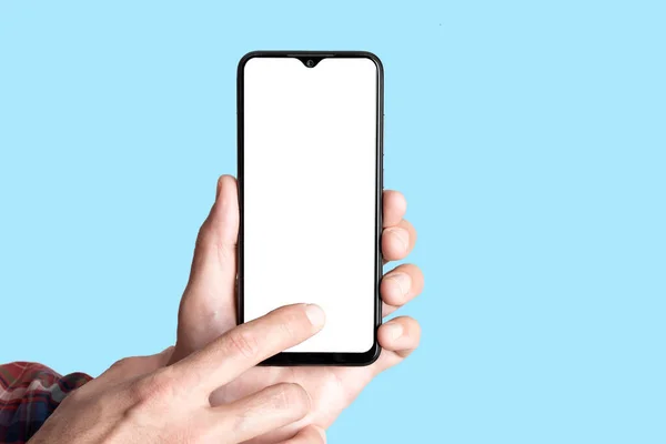 Smartphone vuoto in mano su sfondo banner blu colorato. Telefono Mockup con schermo vuoto su sfondo minimo — Foto Stock