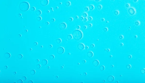 Fond abstrait liquide bleu. Bulles et textures d'eau sur fond bleu — Photo