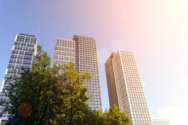 Maisons de luxe logements appartements contre un ciel bleu sous la lumière du soleil. Logement, entreprise, concept immobilier. — Photo