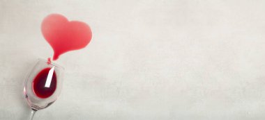 Altüst olmuş kırmızı şarap kadehiyle ahşap zemin. Ahşap kaplamalı parke döşemeye dökülen şarap, nem korumalı.. 