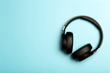 Renkli bir arka planda kablosuz ses kulaklığı. Müzik uygulaması, podcast, radyo ve sesli kitap konsepti.