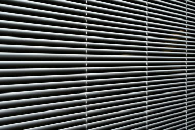 Kör arka plan. Oturma odasının iç tarafında metal panjurlu pencere.