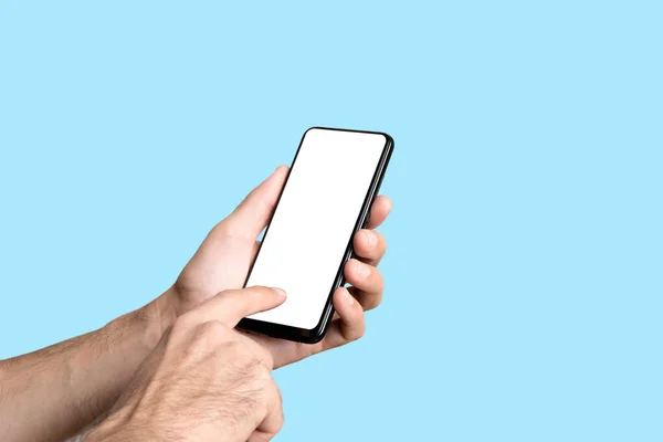 Elinde renkli mavi afiş olan boş bir akıllı telefon. Asgari arkaplan üzerinde boş ekran olan model telefon — Stok fotoğraf