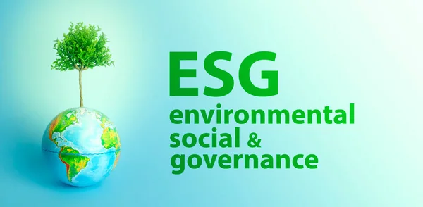 ESG Modernisierung der ökologischen Sozialpolitik und der CSR-Politik. Erdkugel mit wachsendem Baum auf blauem Hintergrund. Ökologie und Naturschutzkonzept. — Stockfoto