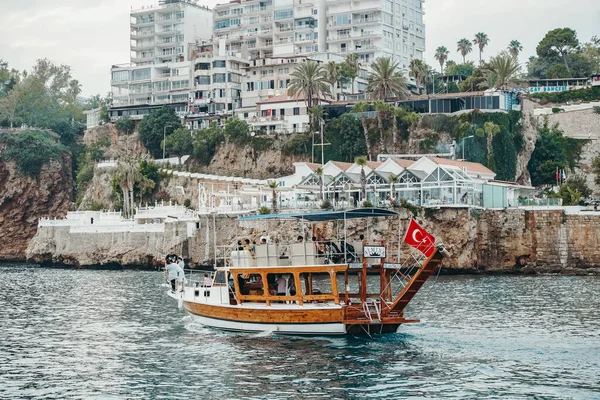 Анталья, Турция - 30 июля 2021 года: Панорама красивого порта старого города Калейчи в Анталии. Яхты, круизные лайнеры и корабли, пришвартовавшиеся в Средиземном море. Достопримечательности, туризм, отдых и путешествия — стоковое фото