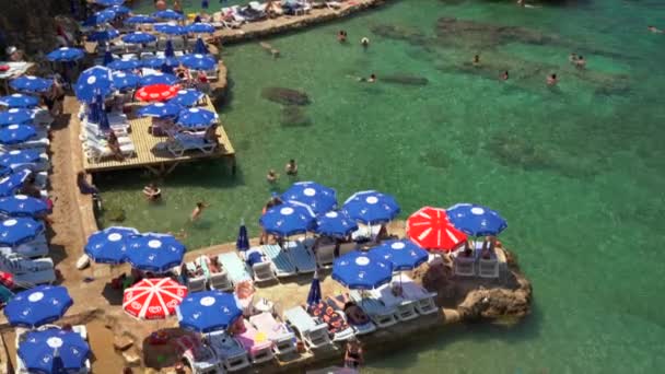 Antalya, Turkey - 30 August 2021: Mermerli beach in Antalya Turkey. Wonderful summer sunny turquoise beach on the Mediterranean coast. Rest, tourism and travel concept. — Stock Video