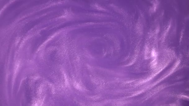 Fialové třpytivé abstraktní pozadí. Lesklá tekutá purpurová barva pomalu vytéká na povrch. Dovolená, Nový rok, móda, abstraktní umělecký koncept video — Stock video