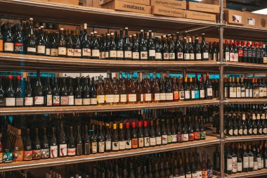 Tiflis, Gürcistan - 10 Eylül 2025: Şarap Seçme Gösterimi. Şarap dükkanı. Yüksek kalite fotoğraf