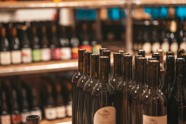 Tiflis, Gürcistan - 10 Eylül 2025: Şarap Seçme Gösterimi. Şarap dükkanı. Yüksek kalite fotoğraf