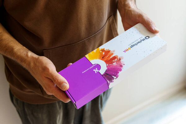 США, Остин - 5 октября 2025 года: Набор ДНК-тестов MyHeritage для исследования генов и предков. Высокое качество фото