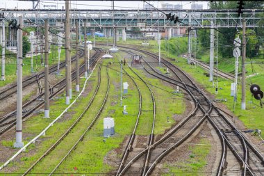 Tren yolu ve tren istasyonunda iletişim. Yüksek kalite fotoğraf