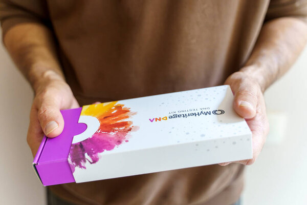 США, Остин - 5 октября 2025 года: Набор ДНК-тестов MyHeritage для исследования генов и предков. Высокое качество фото