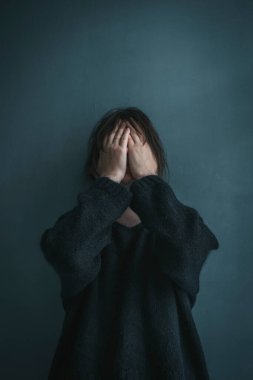 Depresyondaki Kadın Portresi. Duygusal Ruh Sağlığı Konsepti. Yüksek kalite fotoğraf