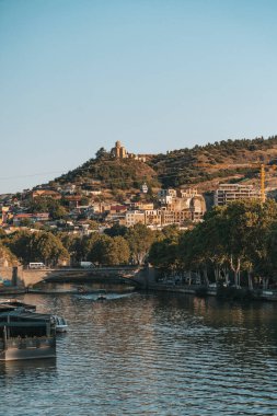 Tiflis, Gürcistan - 25 Ağustos 2025: Tiflis ve Kura Nehri Panoramik Manzarası. Turizm ve Seyahat. Yüksek kalite fotoğraf