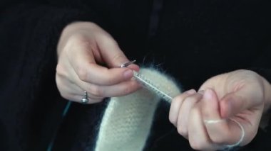 Beyaz yünlü örgü ören kadın. El yapımı zanaat ve rahat yaratıcılık. Yüksek kaliteli FullHD görüntüler