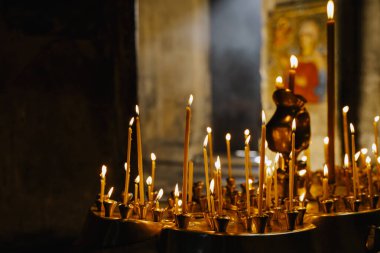  Pofuduk Krep Oladyi tabakta. Yumuşak Rus / Doğu Avrupa krepleri Oladyi, konforlu yemek ve ev yapımı kahvaltıyı vurgulayarak açık mavi bir tabakta servis etti.