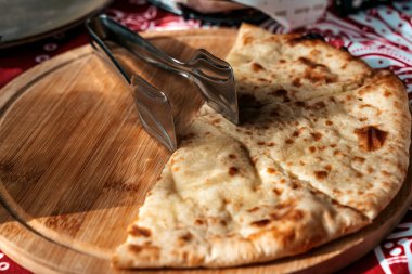 Geleneksel Gürcü Imeretian Khachapuri ve Tong Kurulunda. Yüksek kalite fotoğraf