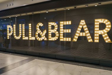 Tiflis, Gürcistan - 14 Aralık 2025 Bear Logo Şirketi Beyaz Mağaza Duvarında. Yüksek kalite fotoğraf