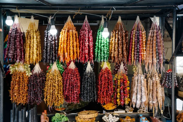 Geleneksel Gürcistan Kilisesi Şekerleri Yerel Markette Asılıyor. Yüksek kalite fotoğraf