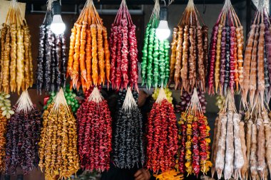 Geleneksel Gürcistan Kilisesi Şekerleri Yerel Markette Asılıyor. Yüksek kalite fotoğraf