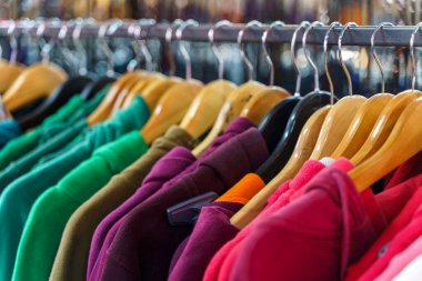 Bir ucuzluk mağazasında çeşitli Vintage ve Second Hand Giysileri. Yüksek kalite fotoğraf