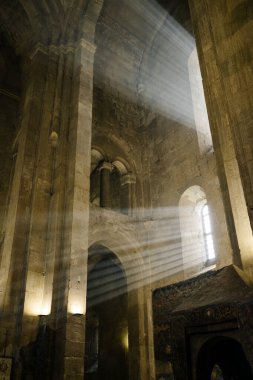 Antik Taş Katedrali 'nin İçindeki Pencereden Işık Işınları akıyor. Yüksek kalite fotoğraf