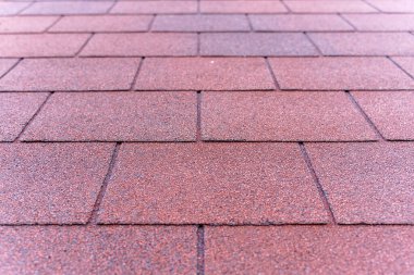 Kırmızı Bituminous Çatı Kiremit Döşeme Arkaplanı Granular yüzeyli. Yüksek kalite fotoğraf