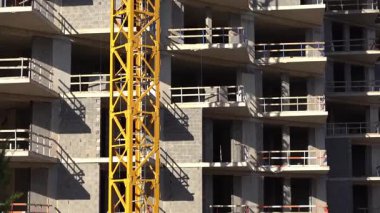 Bir bina inşaatı. Vinçli inşaat alanı. İş, kalkınma, endüstri. Yüksek kaliteli FullHD görüntüler