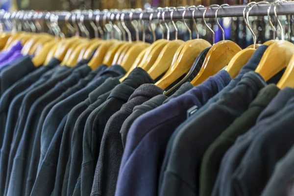 Bir ucuzluk mağazasında çeşitli Vintage ve Second Hand Giysileri. Yüksek kalite fotoğraf