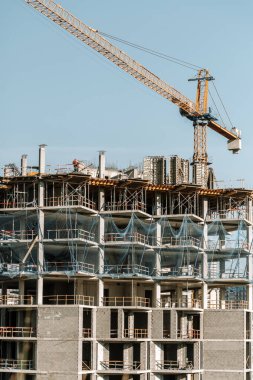 Bir bina inşaatı. Vinçli inşaat alanı. İş, kalkınma, endüstri. Yüksek kalite fotoğraf