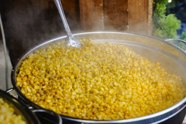 Street Food Market 'teki Big Pot' ta haşlanmış mısır. Yüksek kalite fotoğraf