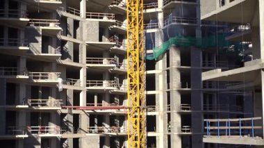 Bir bina inşaatı. Vinçli inşaat alanı. İş, kalkınma, endüstri. Yüksek kaliteli FullHD görüntüler