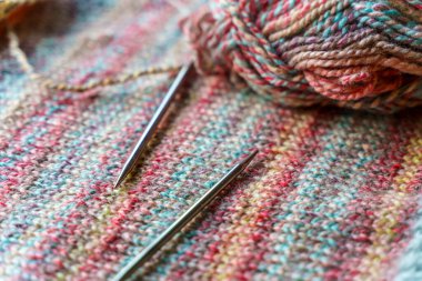Renkli yün iplik yumakları ve tahta iğneli el yapımı örgü sahnesi. Yüksek kalite fotoğraf