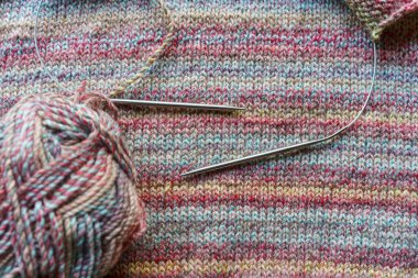 Renkli yün iplik yumakları ve tahta iğneli el yapımı örgü sahnesi. Yüksek kalite fotoğraf