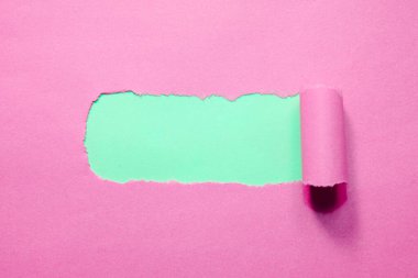 Mavi Arkaplanda Yumuşak Şeftali ile Yırtık Kağıt Ortaya Çıktı. Yüksek kalite fotoğraf