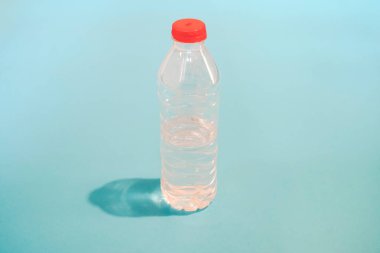 Minimalist Pastel Mavi Arkaplanda Plastik Su Şişesi. Yüksek kalite fotoğraf