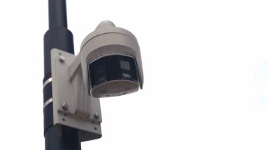 Şehir Güvenlik ve İzleme için Sokak Kutbu 'ndaki güvenlik kamerası. Yüksek kaliteli FullHD görüntüler