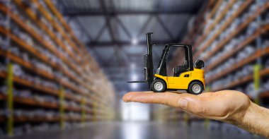 Bulanık bir depoda forklift var. Lojistik yönetimini gösteren yaratıcı bir kavram. Yüksek kalite fotoğraf