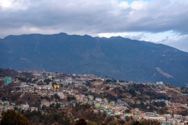 Arunachal Pradesh 'in batısındaki Tawang kasabasına bakan yüksek bir dağın tepesindeki dev Buda heykeli..