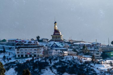 Arunachal Pradesh 'in batısındaki Tawang kasabasına bakan yüksek bir dağın tepesindeki dev Buda heykeli..