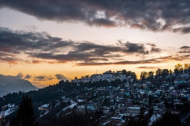 Arunachal Pradesh 'in batısındaki Tawang Manastırı' nda günbatımının fotoğrafı..