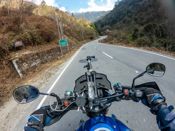 Motociclista Subiendo Camino Arunachal India — Foto de Stock