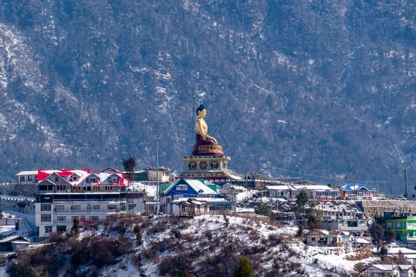 Statue Bouddha Géant Sommet Une Haute Montagne Surplombant Ville Tawang — Photo