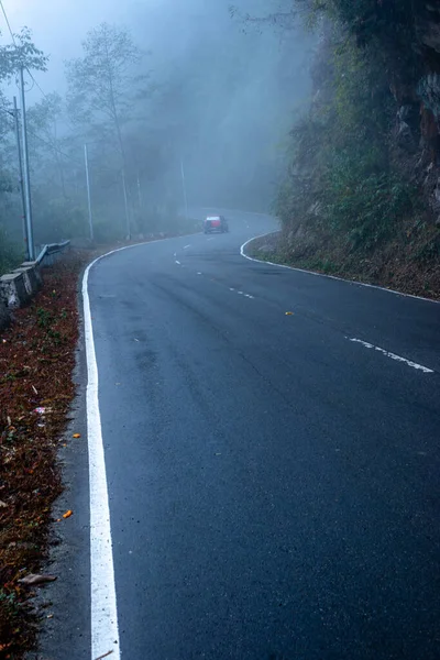 Foto Nevoeiro Enevoado Sobre Estrada Vazia Montanhas — Fotografia de Stock