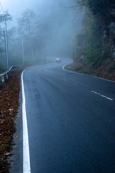 Photo Misty Fog Empty Road Mountains — Stock Photo, Image