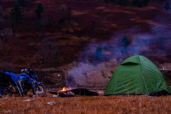 Foto Von Motorrad Camping Kochen Lagerfeuer Sangti Valley Arunachal lizenzfreie Stockbilder