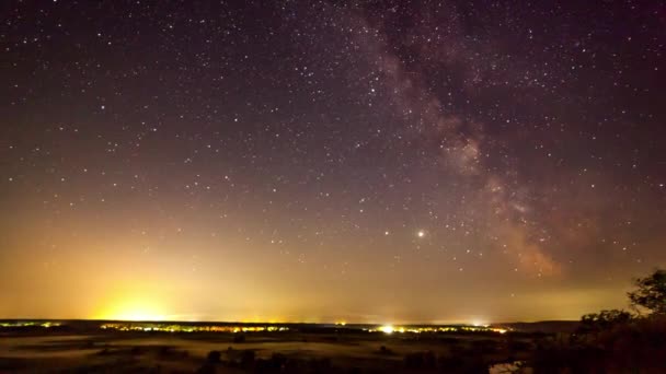 Noche estrellada en las montañas Time lapse. Vía Láctea estrellas de galaxias moviéndose sobre el tráfico rural. Noche a día. Beautifil paisaje de Ucrania. — Vídeos de Stock