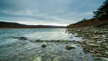 Vahşi Dağ Nehri, Berrak Nehir 'i kapatın. Taştan kayaların aktığı Gevezelik Deresi 'nin detaylı görüntüsü. Swift Sulama Suyu 'nda Rock Rapid. Ukrayna, Karpatya