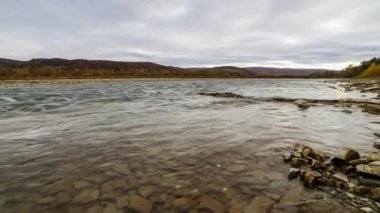 Vahşi Dağ Nehri, Berrak Nehir 'i kapatın. Taştan kayaların aktığı Gevezelik Deresi 'nin detaylı görüntüsü. Swift Sulama Suyu 'nda Rock Rapid. Ukrayna, Karpatya
